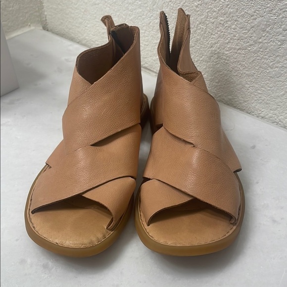 Born Tan Leather Sandals with Criss Cross Pattern Straps - Picture 3 of 6